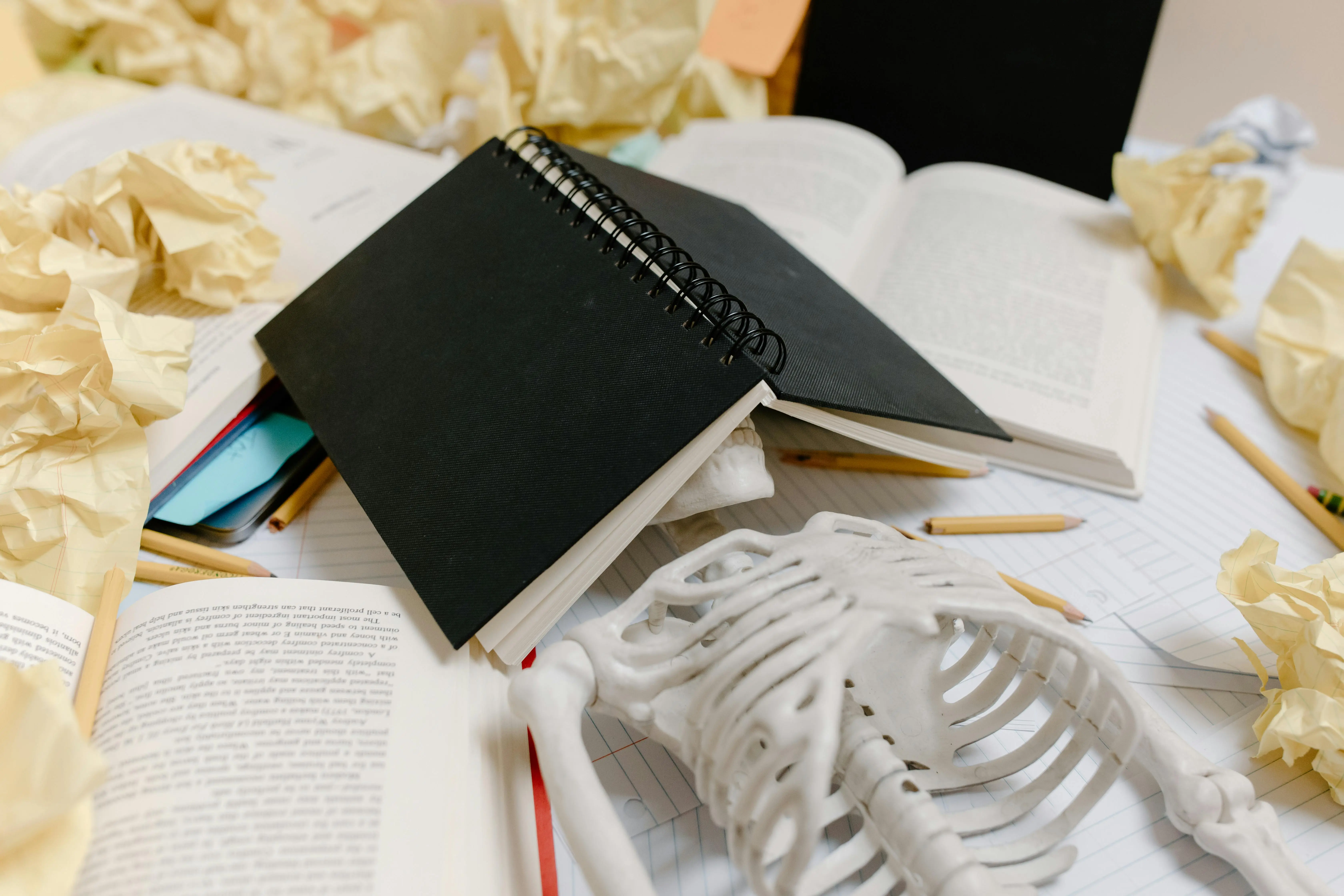 مكتب دراسة مرتب مع حاسوب محمول وكتب وإشارات للمراجع